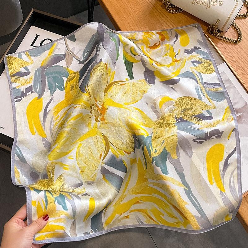 Foulard en soie naturelle avec motif jaune et gris.