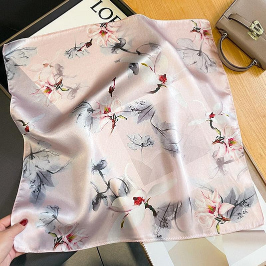 Foulard en soie naturelle motif floral pastel