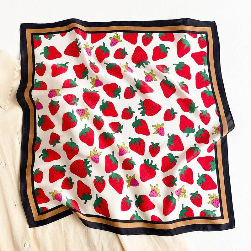 Foulard en soie naturelle avec motif de fraises.