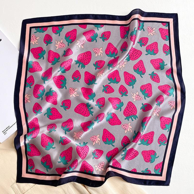 Foulard en soie naturelle avec motif de fraises.