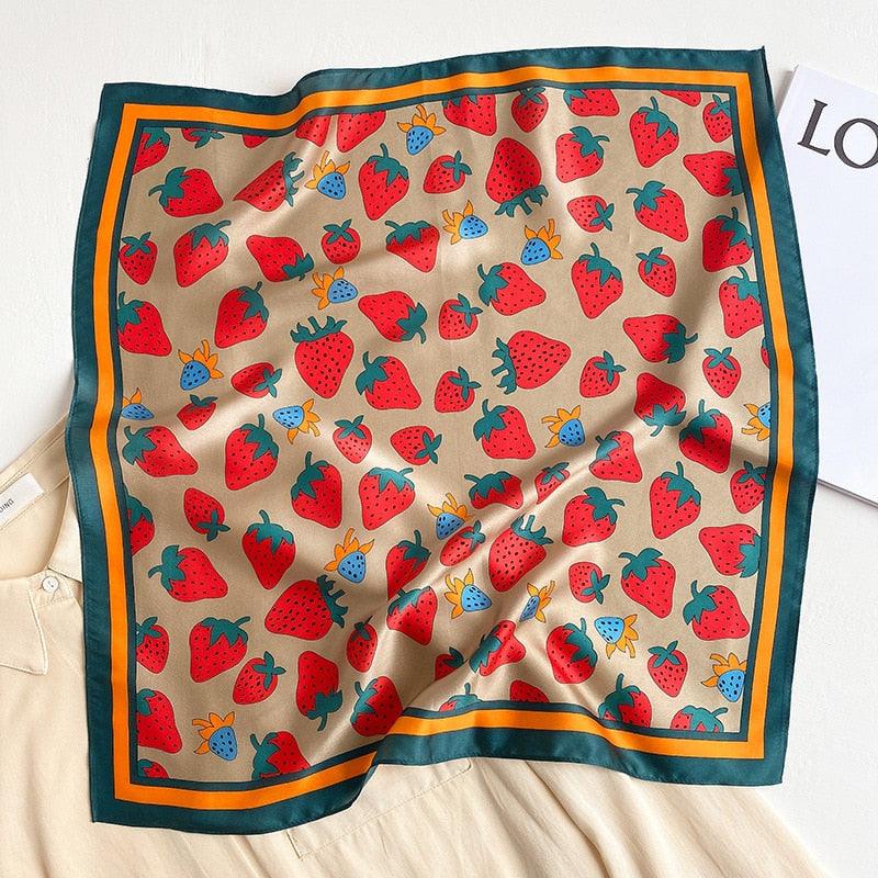 Foulard en soie naturelle avec motif de fraises.