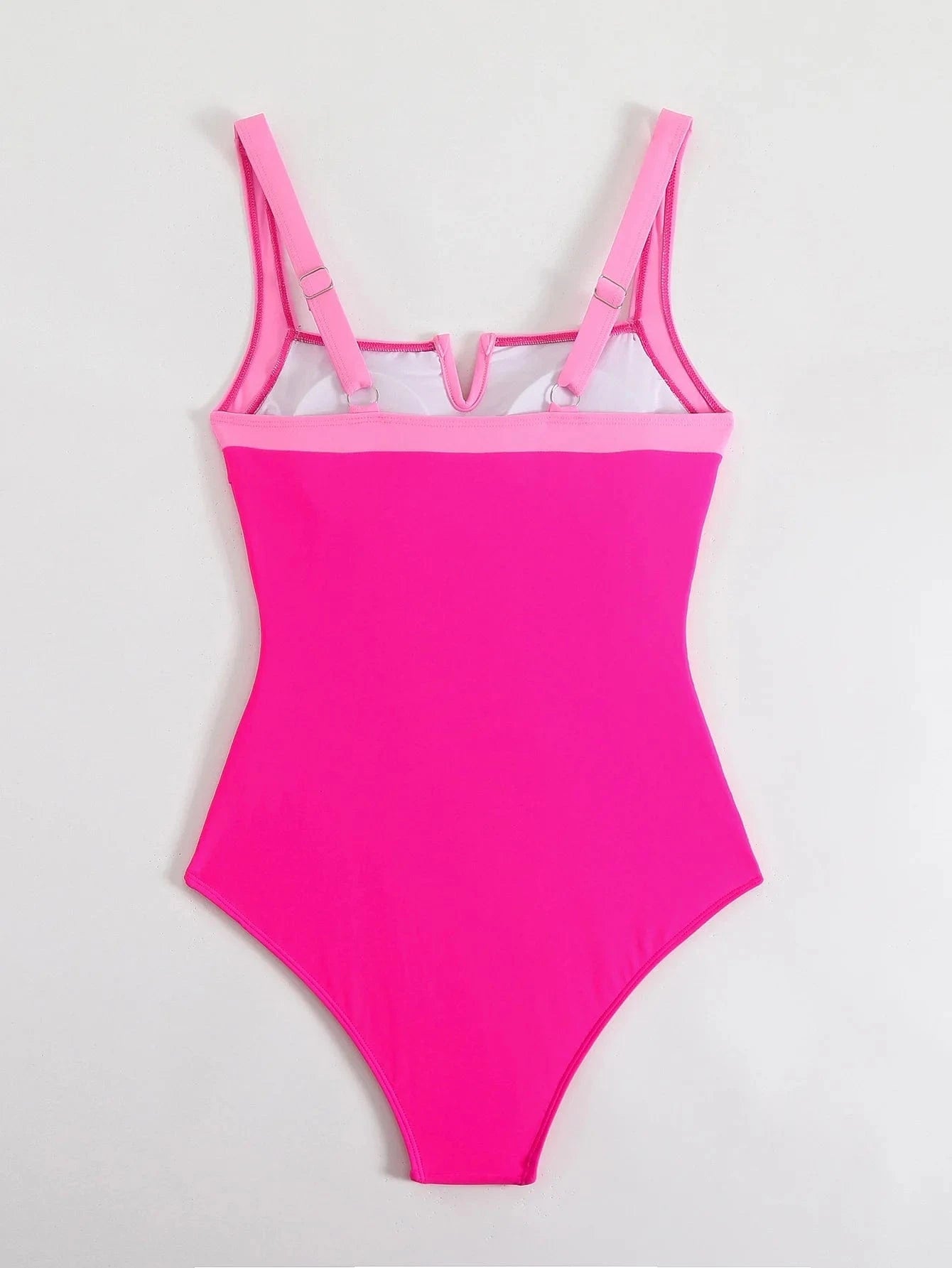 Maillot de bain noir une pièce à encolure V élégante - Élégance intemporelle à la plage