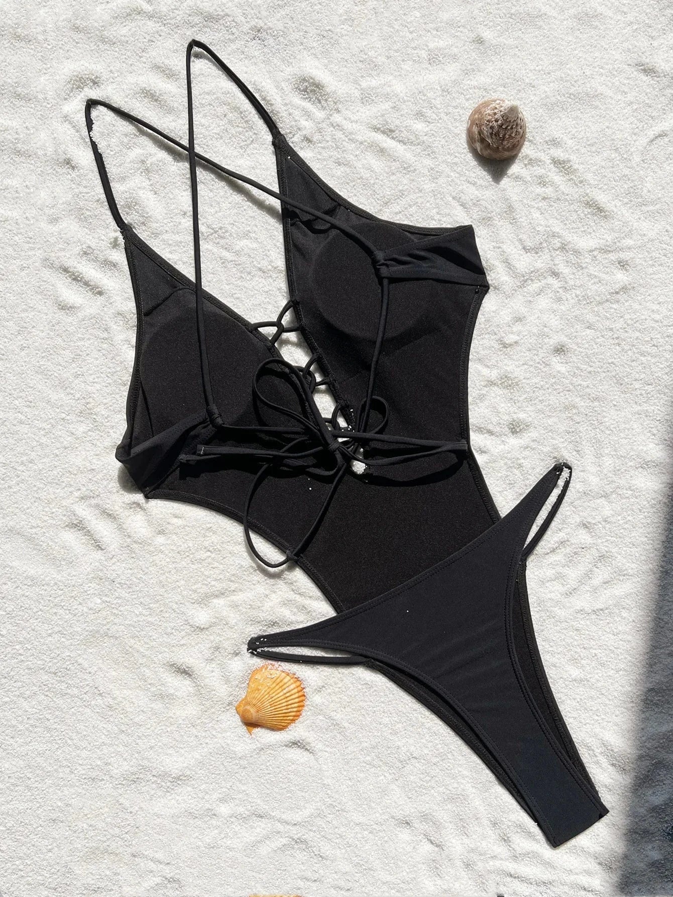 Maillot de Bain Tendance Échancré Noir : Élégance et Modernité pour l'Été 2025