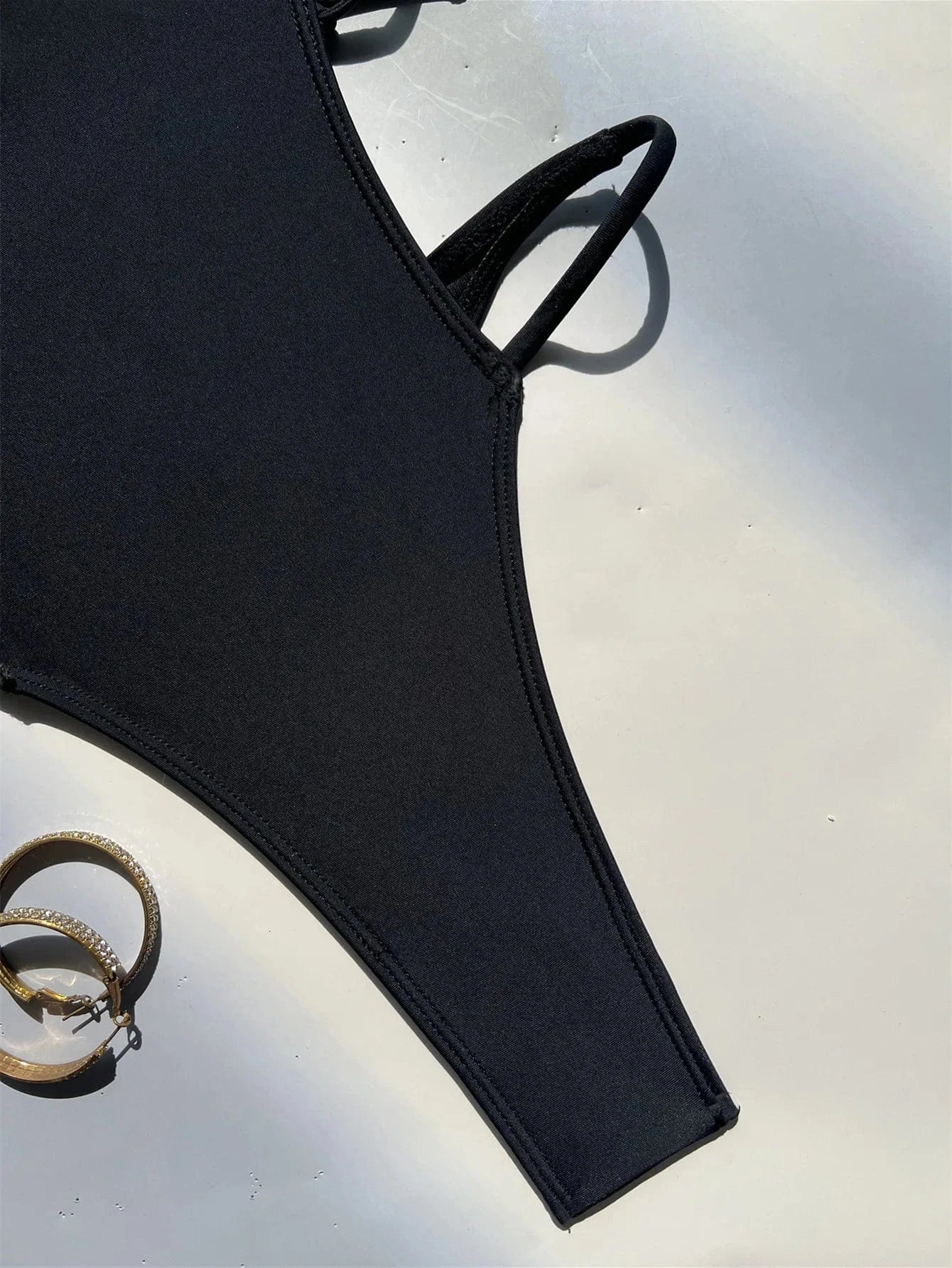 Maillot de Bain Tendance Échancré Noir : Élégance et Modernité pour l'Été 2025