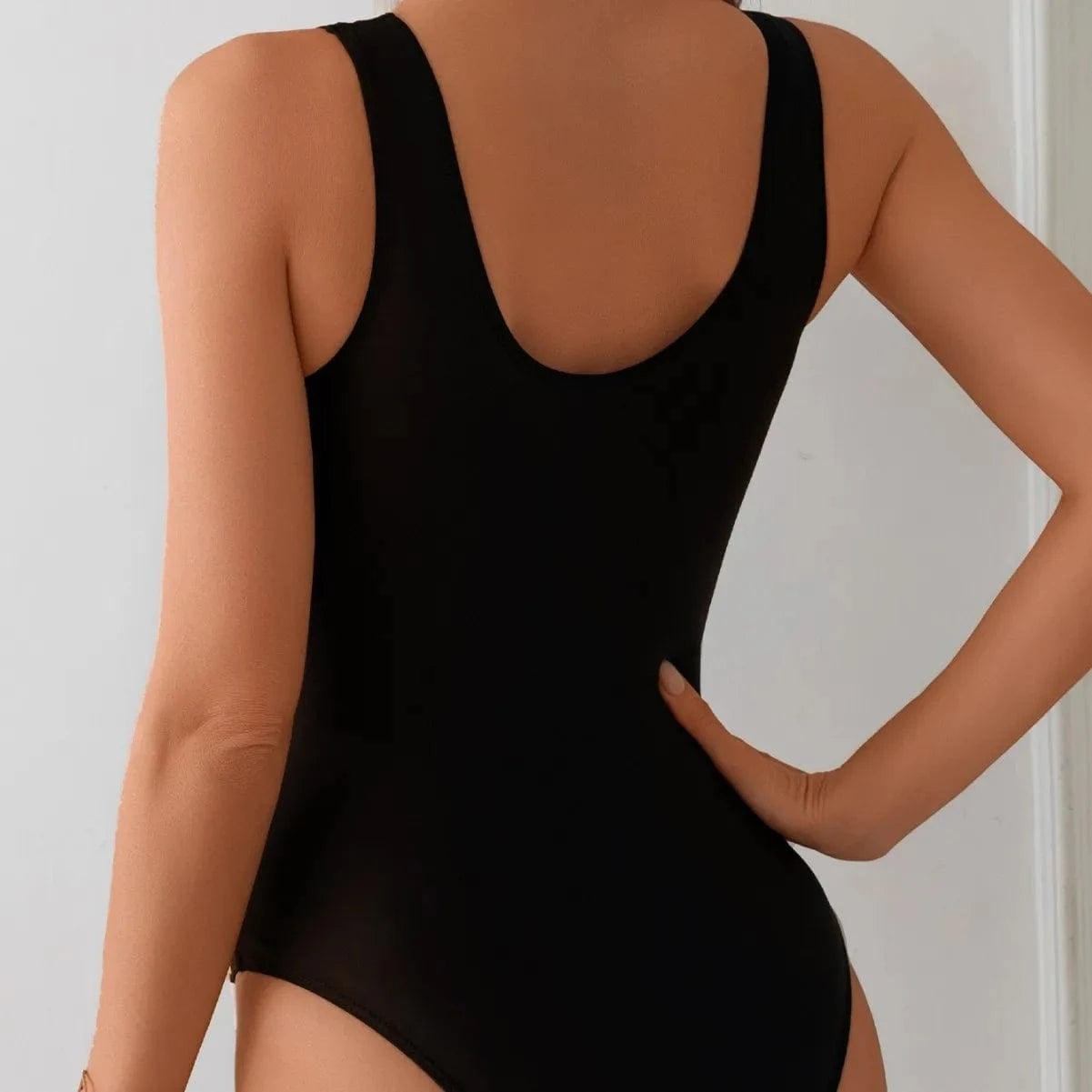 Maillot de Bain Une-Pièce Asymétrique Élégant au Design Géométrique.