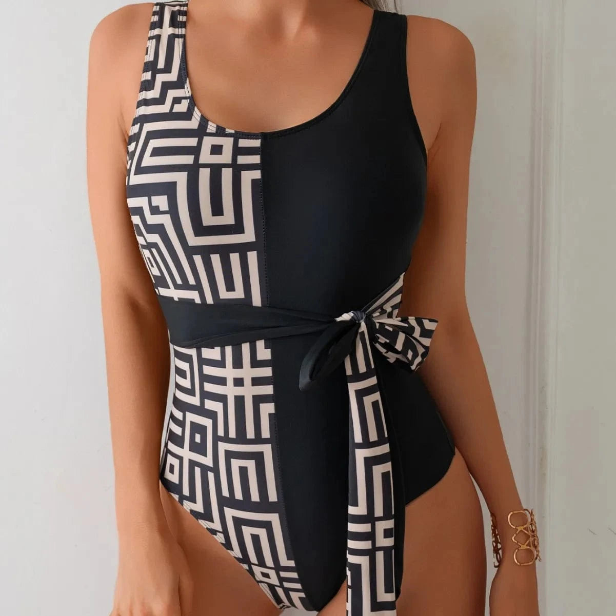 Maillot de Bain Une-Pièce Asymétrique Élégant au Design Géométrique.
