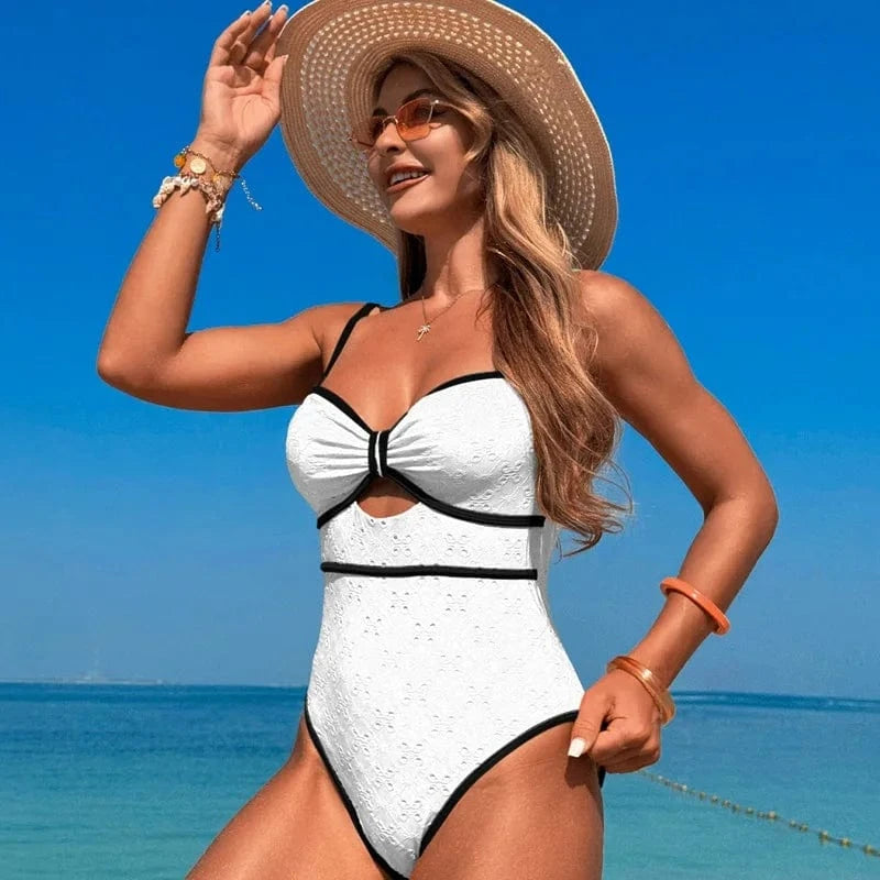 Maillot de Bain Une Pièce Chic Bleu Clair avec Détail Élégant et Bretelles Réglables.