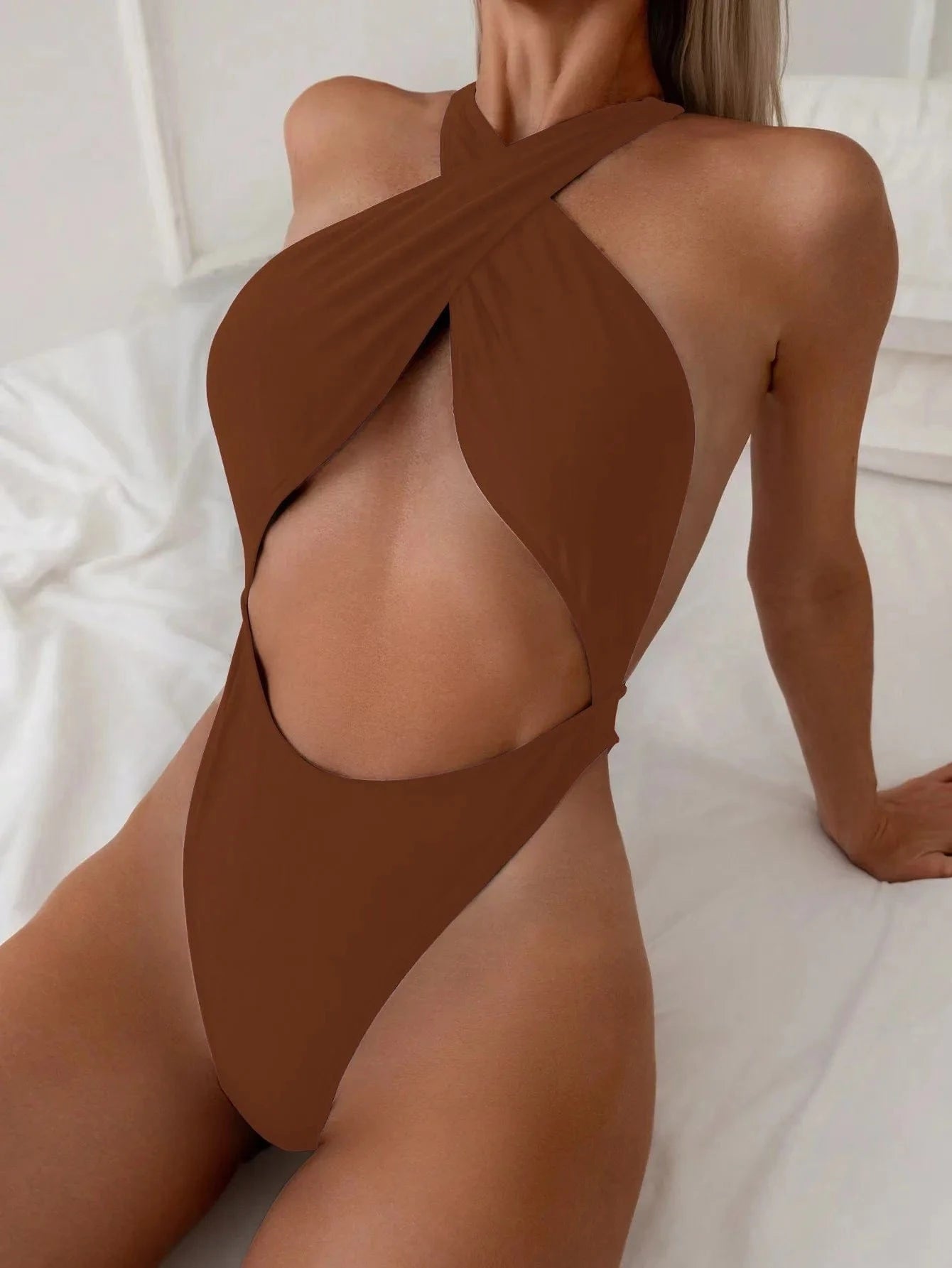 Maillot de Bain Une Pièce Échancré à Encolure Croisée pour Élégance Inégalée Marron / XS