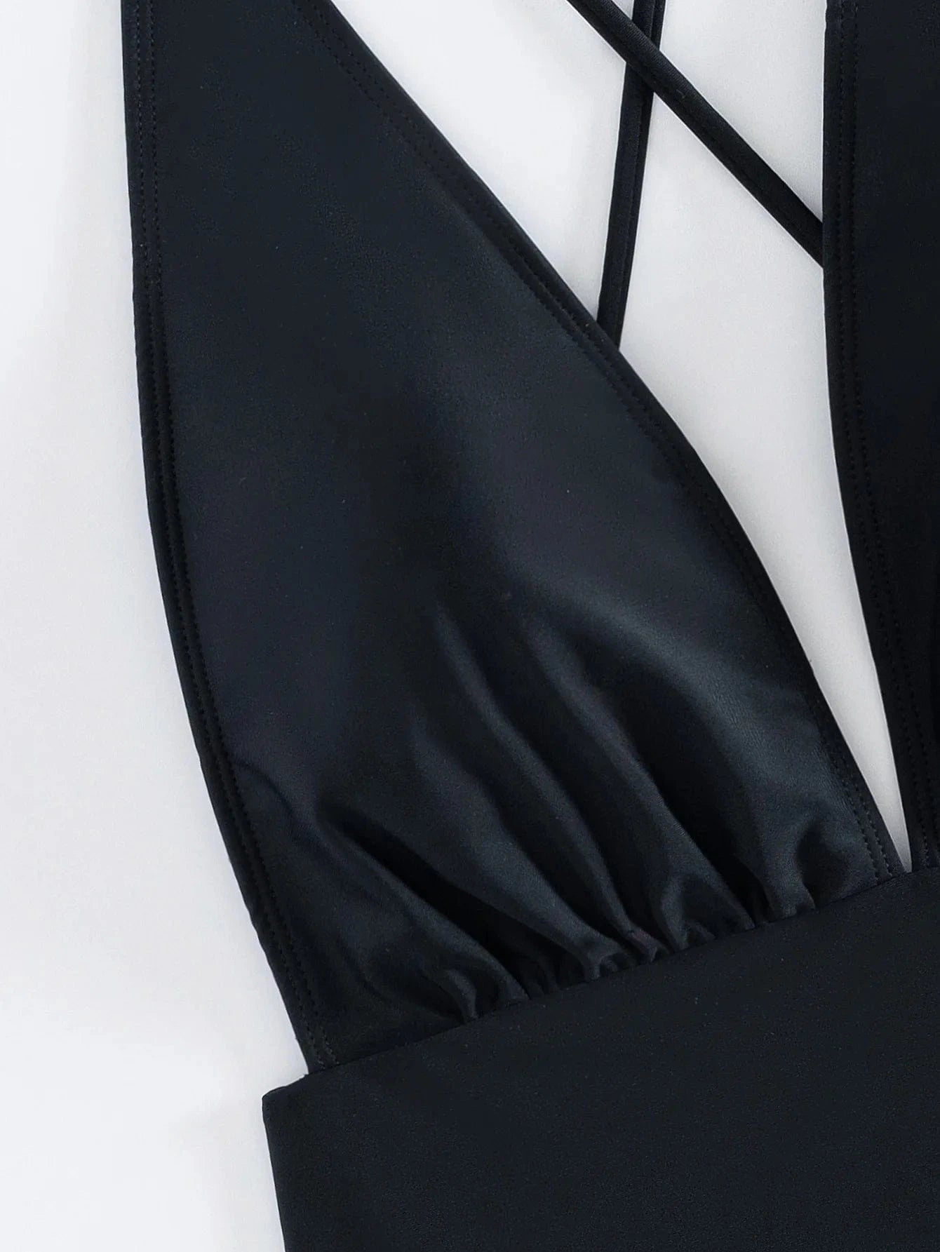 Maillot de Bain Une Pièce Élégant Noir avec Encolure Plongeante.