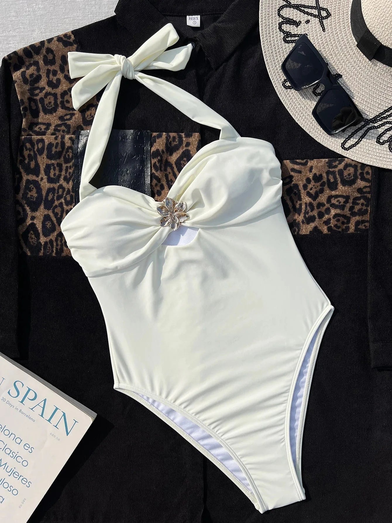 Maillot de Bain Une Pièce Orné Floral Blanc - Élégance Intemporelle pour la Plage