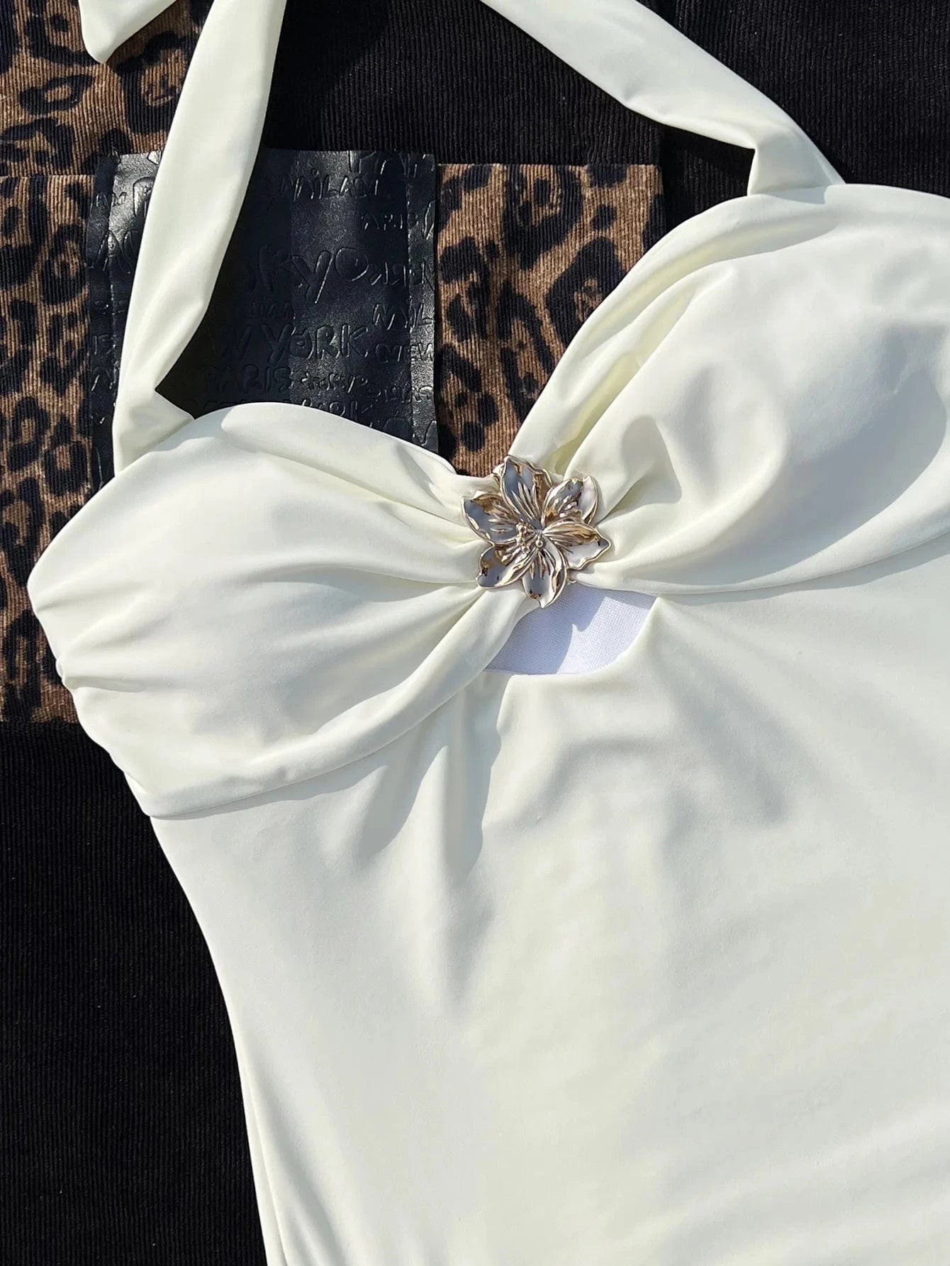 Maillot de Bain Une Pièce Orné Floral Blanc - Élégance Intemporelle pour la Plage