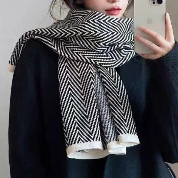 Poncho en laine noir et blanc motif optique - Collection So Chic