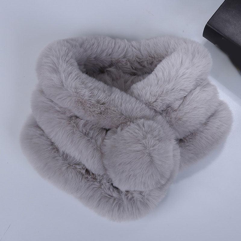 Snood Luxe en Fausse Fourrure avec Pompon Gris